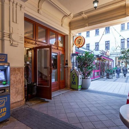 Explore Budapest From A Luxurious Cozy Apartment Exterior foto